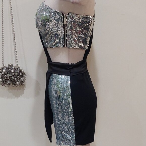 💥SEXY GLAM!💥One Sleeve Tuxedo Romper in Black & Silver Sequin - Picture 10 of 16